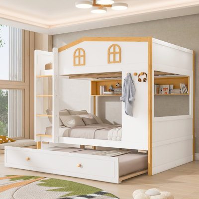 Lit superposé simple au-dessus de simple avec garde-corps en forme de maison et tablettes de rangement et lit gigogne, blanc + naturel