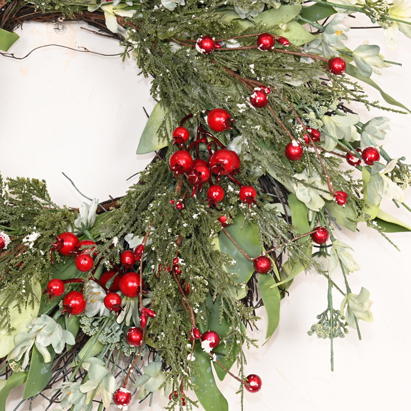 Décoration de Noël 24 po avec couronne de brindilles artificielles, feuilles de cyprès congelées, baies rouges