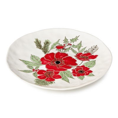 Festive Blooms Round Platter 13in - Un gracieux plateau en grès blanc de 13 pouces peint avec les fleurs écarlates audacieuses et les plantes des Fêtes, joliment remplies ou exposées.