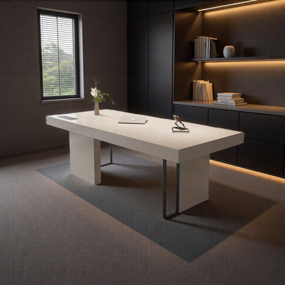 Bureau italien luxueux et minimaliste