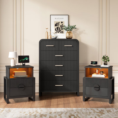 Ensemble de chambre à coucher 3 pièces Wrought Studio ™ - commode cannelée 4 tiroirs et deux tables de chevet cannelées 2 tiroirs
