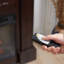 Foyer électrique 32 po avec manteau de cheminée HOMcom, chauffage autoportant avec flamme à DEL, protection contre la surchauffe et télécommande, 1400 W, blanc