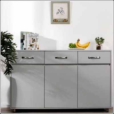 Table d'appoint à trois portes grise avec beaucoup de rangement, parfaite pour les espaces de vie modernes et élégants.