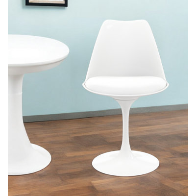 Chaise d'appoint blanche rembourrée en similicuir