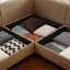 Élégant canapé en chenille de couleur chameau avec siège de rangement, dossier cylindrique et accoudoirs, causeuse moderne en tissu avec espace de rangement caché-559408398-559408394