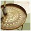 Table d'appoint ronde en métal doré martelé avec pattes réglables, diamètre 61 cm (24 pouces), idéale pour le salon.