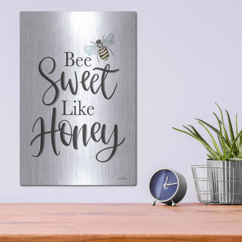 «Bee Sweet Like Honey» par Lisa Larson, H 16 po x l 12 po