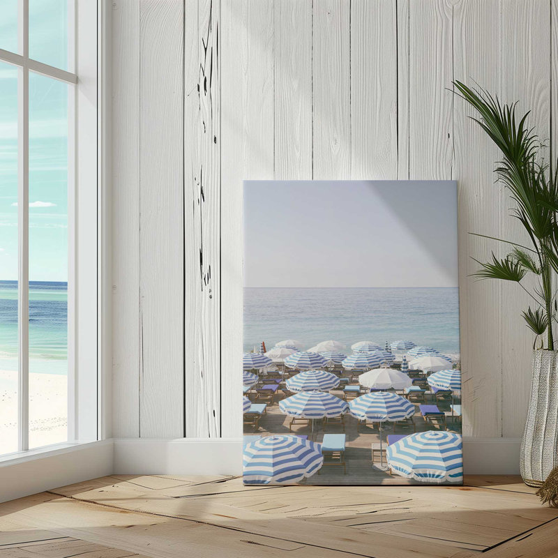 Parasols bleus par le rivage sur toile, Toile tendue, H 18 po x l 12 po