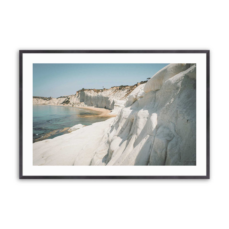 Motif de falaises blanches, dans un cadre en chrome poli, H 12,25 po x l 15,25 po x P 1,25 po, Cadre simple en zinc patiné