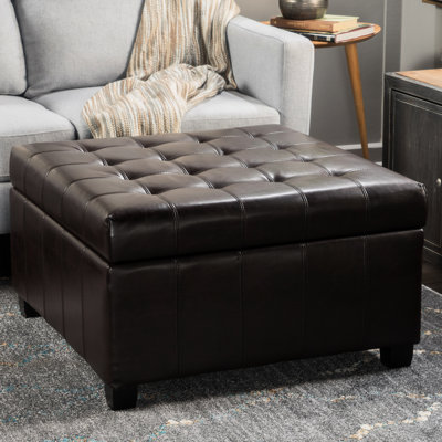 Rangement rembourré en cuir de polyuréthane brun foncé avec surpiqûres gaufrées et allure contemporaine, charnières à fermeture en douceur, idéales pour le rangement à la maison, profondeur de 29,63 po, brun de 17,61 po, bouton à lignes épurées