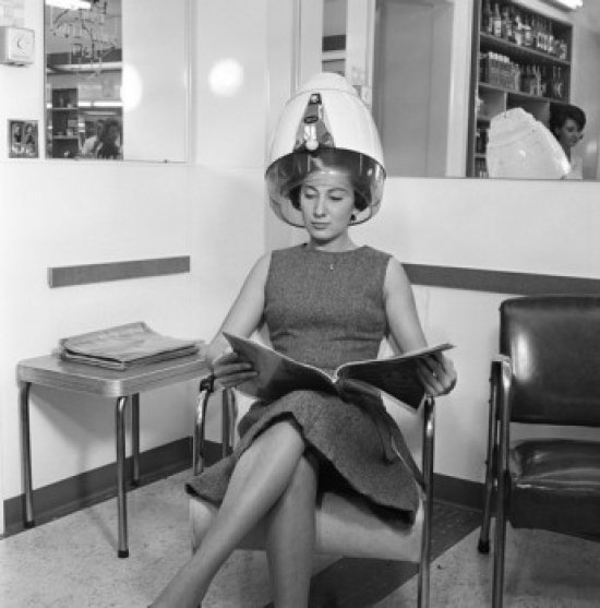 Jeune femme dans un salon de coiffure (24 x 36)