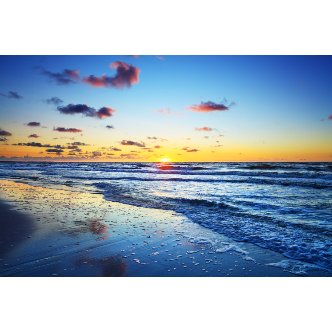 Meeresstrand bei farbenfrohem Sonnenuntergang - XXXL HDR-Bild