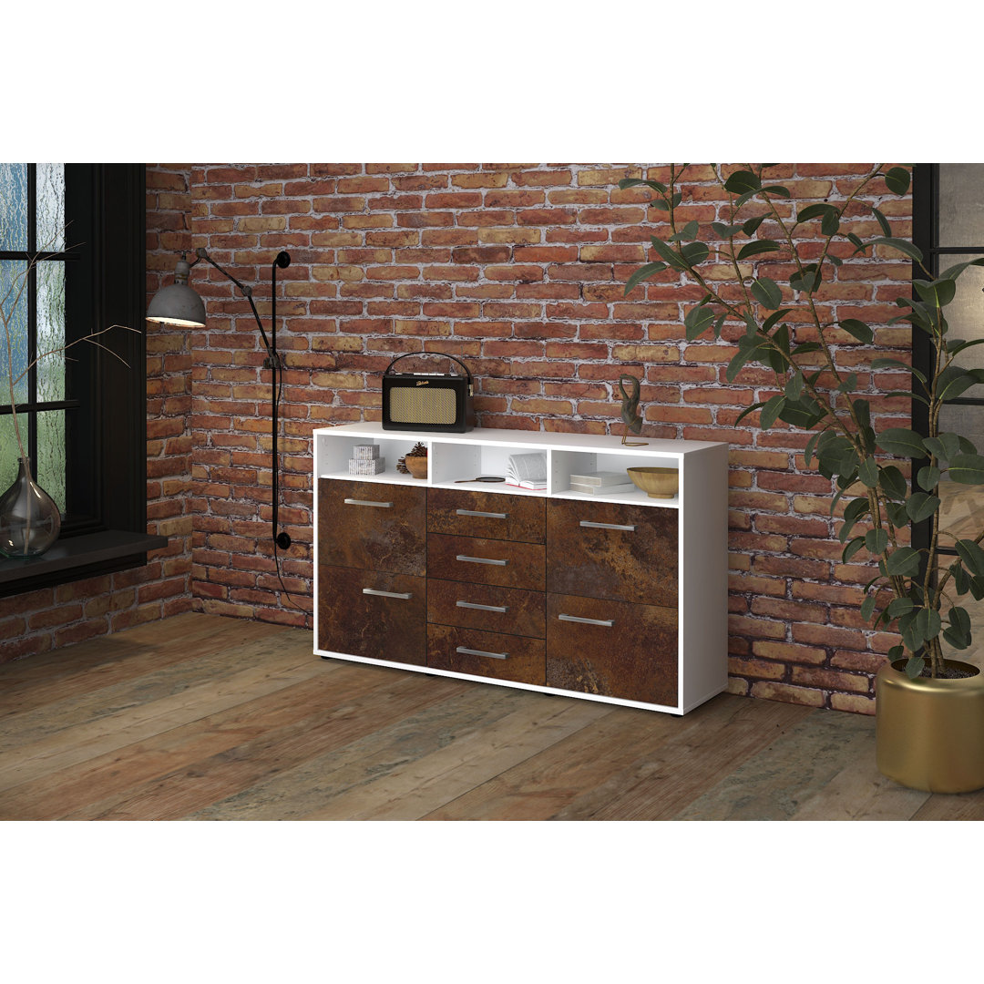 Das Sideboard Donabella hat einen weißen Korpus und eine orange Hochglanzfront. Es misst 136 cm x 79 cm x 35 cm und verf...