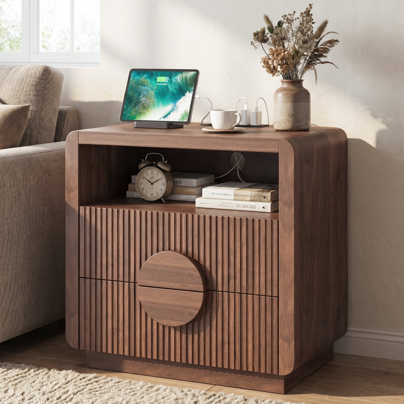 Table de chevet ajourée à 2 tiroirs H 23 po avec station de charge, panneau à lattes et tablette ouverte, table de bout à profil courbé pour chambre à coucher, salon, canapé et bureau