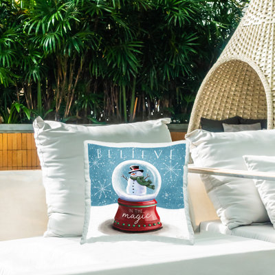 Coussin d'extérieur «Believe Snowglobe» par Elizabeth Tyndall