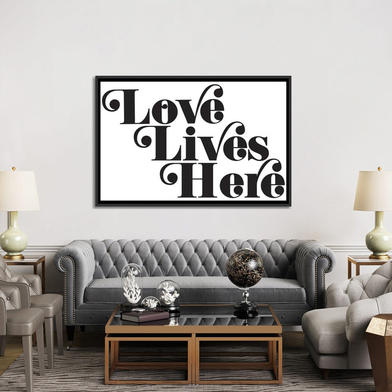 « love lives here », art textuel sur toile, H 18 po x l 26 po x P 1,5 po, Toile encadrée noire, Pas de tapis