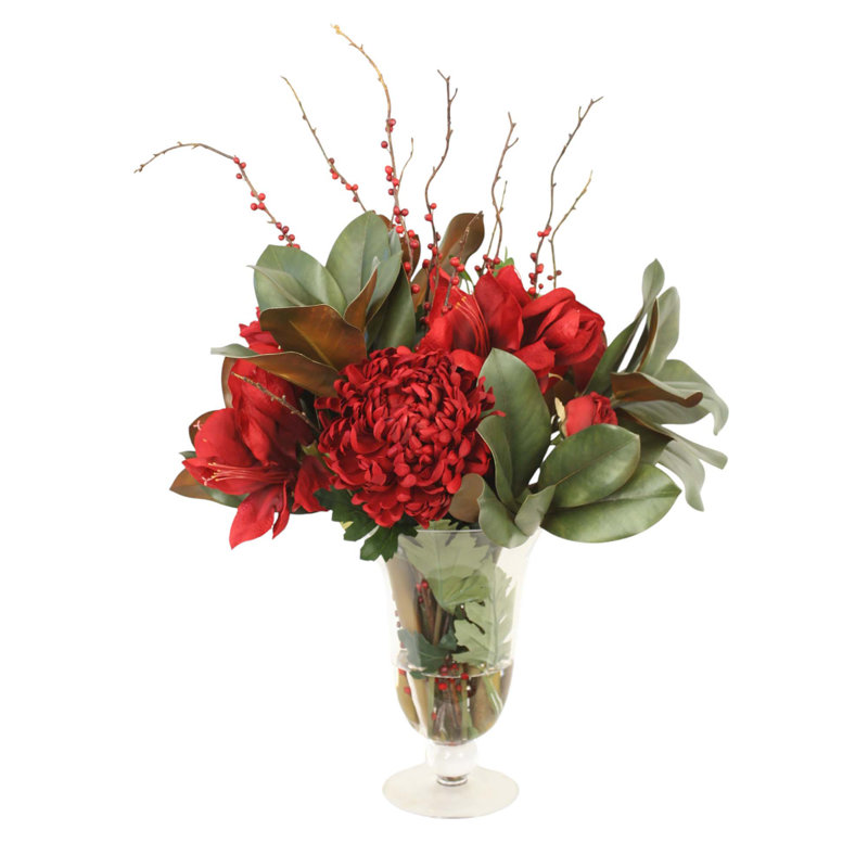 Jardin mixte avec roses rouges, mamans et amaryllis dans un vase en verre évasé