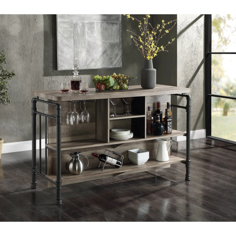 Îlot de cuisine à 5 tablettes en chêne antique et gris sable, offrant une grande capacité de rangement pour les verres à bouteilles, un plateau de table avec des pieds en métal robustes