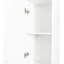 Attrayante armoire autoportante blanche avec tablettes pour le rangement moderne du sous-sol