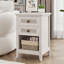 Table de chevet Farmhouse, table de chevet Boho avec 2 tiroirs décoratifs en rotin, table de bout décorative avec tablette de rangement ouverte, unité de chevet en bois pour chambre à coucher, salon, bureau personnel, blanc grisâtre