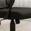 Chaise ergonomique noire en filet avec dossier pivotant, soutien lombaire, hauteur réglable et accoudoirs.