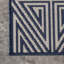 Tapis intérieur / extérieur à motif géométrique pour terrasse Roxie, bleu marine / ivoire-501806175