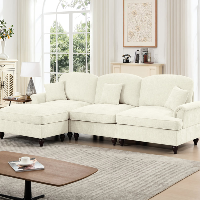 Canapé modulaire en L à 3 places en blanc beige, chenille, accoudoirs évasés et jupes amovibles, pieds fuselés Century Three avec pieds, plis blancs