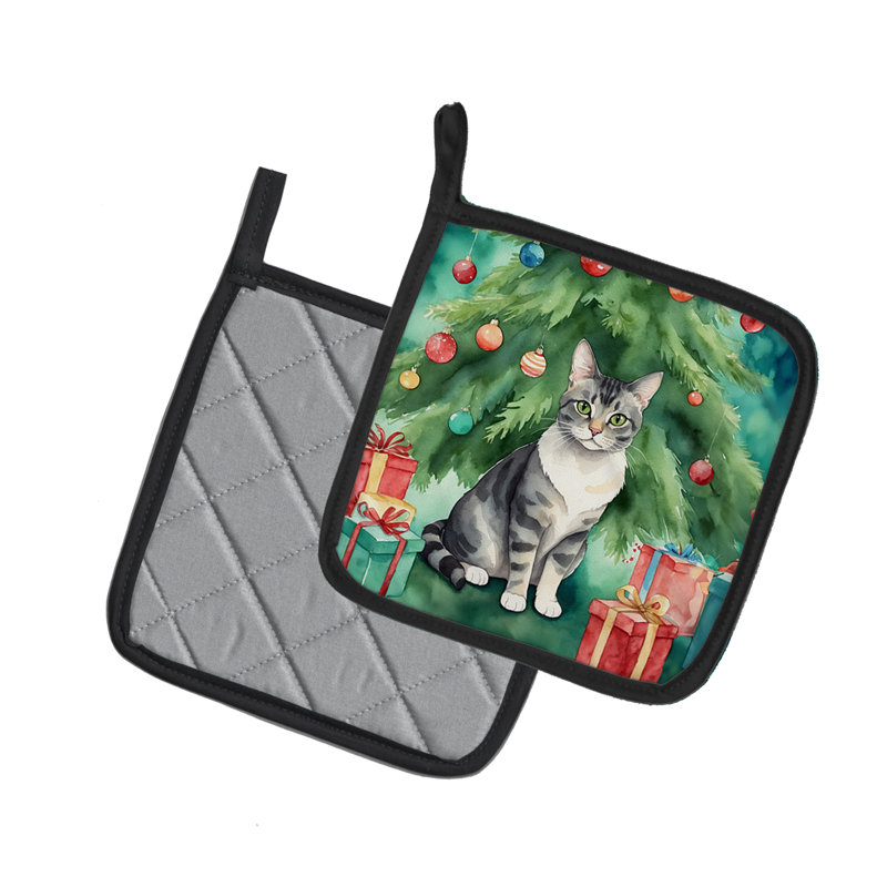 Chat allemand près du sapin près de l'arbre de Noël
