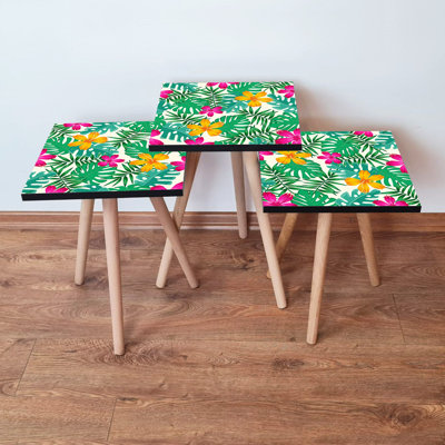 Ensemble de 3 tables gigognes Modern, pieds en bois de hêtre, 13,8 po x 20,5 po x 13,8 po, 13,8 po x 18,5 po x 13,8 po, 13,8 po x 16,5 po x 13,8 po | 100% panneau de fibres à densité moyenne, motif floral élégant | Polyvalent pour le salon, le bureau et les espaces d'étude