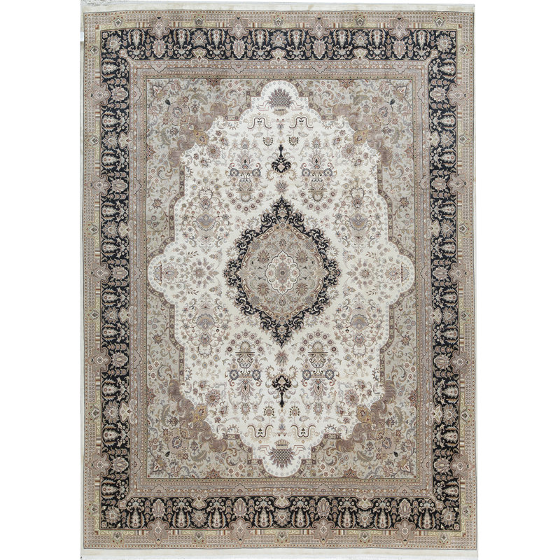 Oriental Area Rug in Ivory/Black