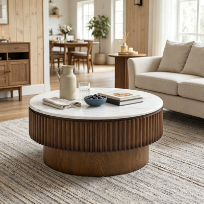 Table basse ronde de 31,5 pouces avec rangement, table centrale moderne avec plateau en marbre blanc et base cannelée en bois massif, table d'appoint peu encombrante pour le bureau d'un salon