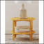 Table de bout latérale en bois d'érable massif Isbell Brown avec tablette inférieure pour le rangement et la présentation