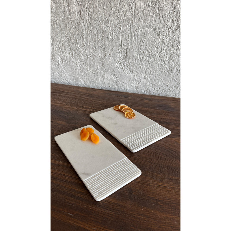 Ensemble de présentation en marbre blanc dentelé