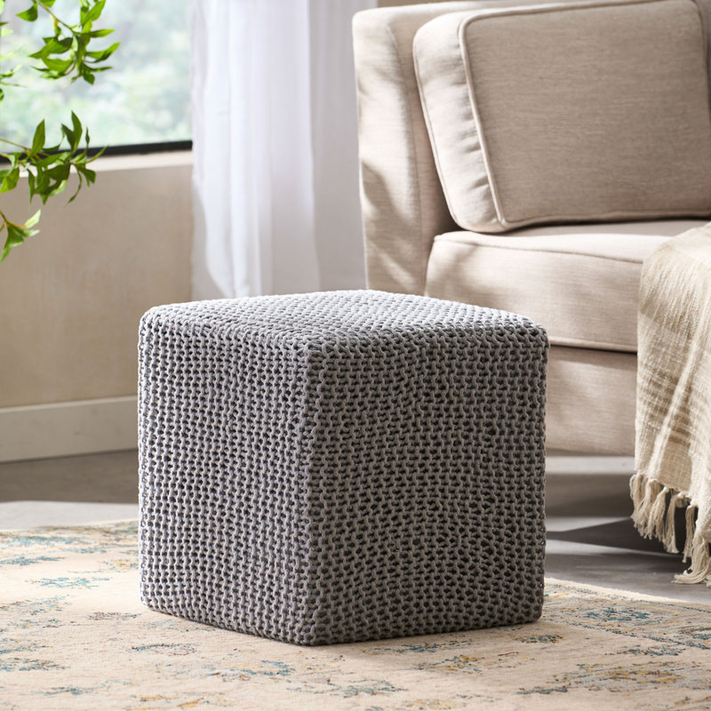 Charmant tabouret de pied en tricot avec une texture douce et une conception compacte pour le confort et la polyvalence dans n'importe quel espace de vie