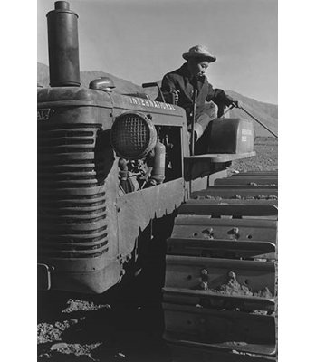 « benji iguchi on tractor » par ansel adams-reproduction de photo sans cadre