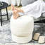 Salon élégant avec structure en acier stable et molleton, blanc crème doux