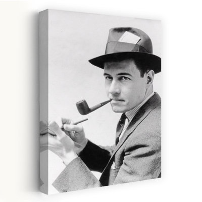 Années 1930, années 1940, homme, reporter, chapeau, presse, passe, écrire, notes, tablette, fumer, tuyau, regarder appareil photo, rétro