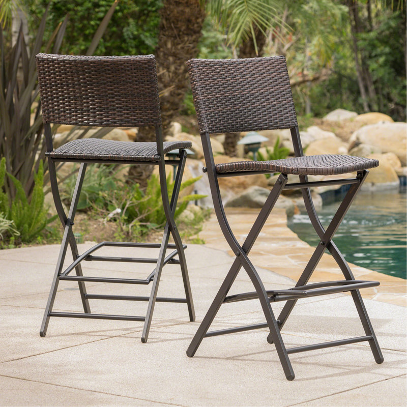 Chaise pliante d'extérieur en osier et tabourets de bar en rotin