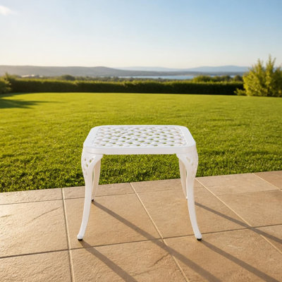 Table d'appoint compacte en aluminium moulé résistant aux intempéries, idéale pour l'intérieur et l'extérieur. Pieds incurvés ornés et plateau ajouré décoratif.