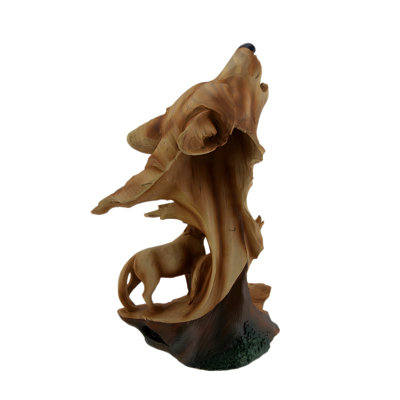 Statue rustique en résine de couleur brune représentant un couple de loups hurlants, avec une finition en bois sculpté, 30 cm de haut.