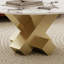 Table basse ronde en faux marbre avec base géométrique dorée en X, décor glamour pour espaces éclectiques et contemporains