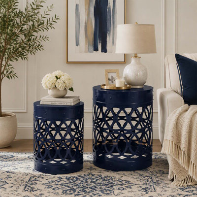 Ensemble de tables d'appoint d'extérieur modernes en métal avec un design élégant en fer découpé et un cadre durable à revêtement en poudre pour une utilisation à la fois élégante et fonctionnelle