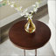 Table d'appoint ronde en bronze antique Tareel avec piédestal ovale unique, parfait pour un décor moderne et traditionnel.