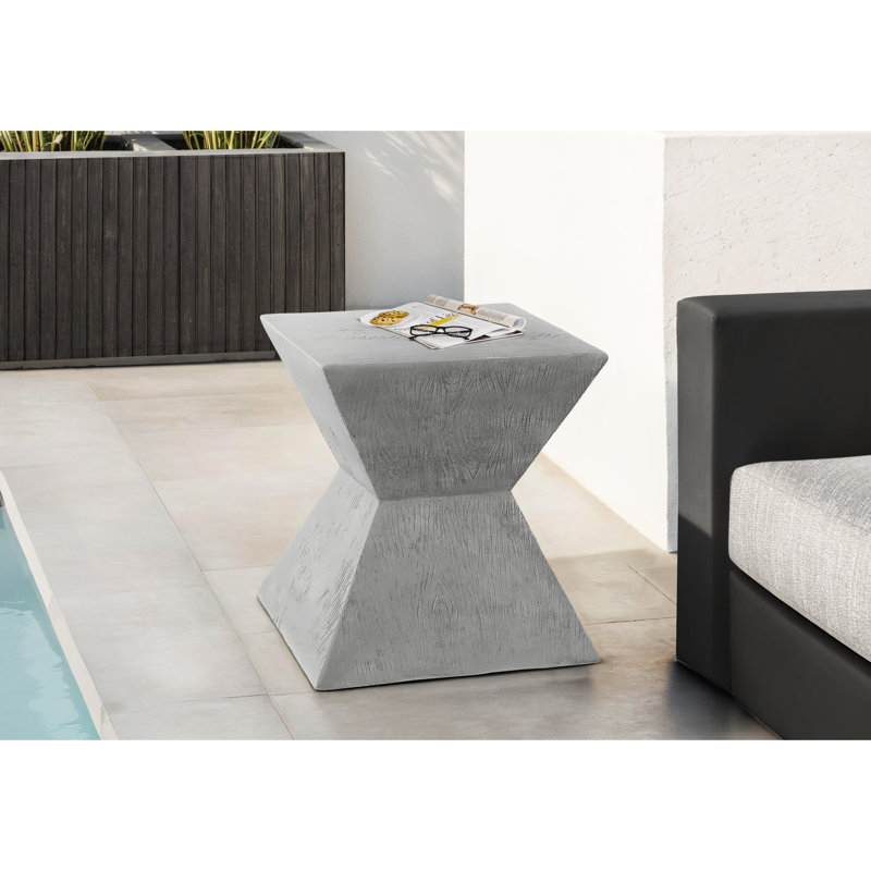 Table d'appoint contemporaine grise de 63,5 cm (25 po) de hauteur, idéale pour une terrasse ou une chambre. Résistante aux intempéries grâce à son revêtement en oxyde de magnésium. Solution économique. Poids : 13,6 kg (30 lb).
