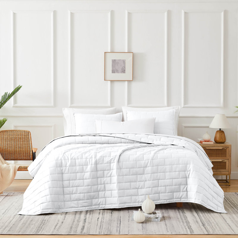 Vilano Bright White Full Microfiber Quilt Set
