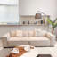Canapé modulaire en cuir véritable couleur crème avec coussins.-1157689891