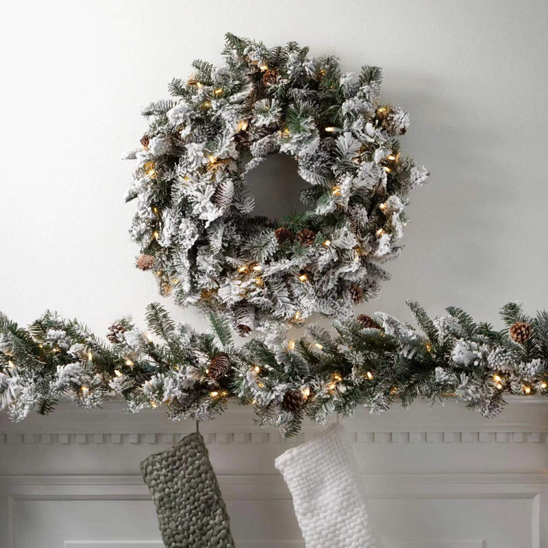 Couronne de Noël artificielle pré-éclairée 17,7 pouces avec pointes enneigées, fausses pommes de pin et lumières blanches chaudes