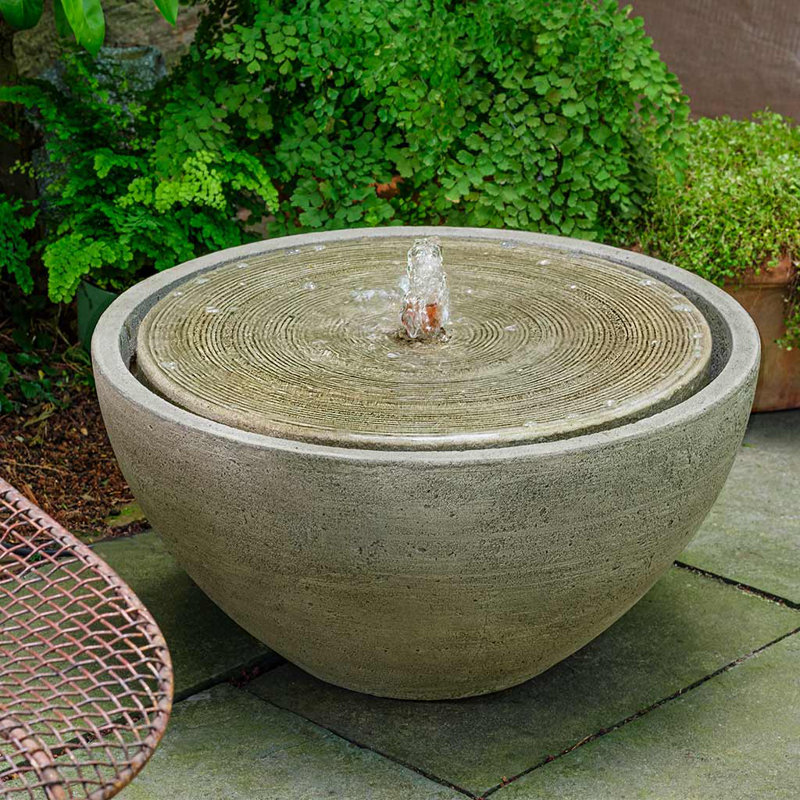 Fontaine en béton Ycatapom, Pierre alpine