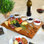 Millwood Pines - Grande planche de charcuterie en acacia de qualité supérieure avec bols en céramique et outils à fromage - 17 po x 13 po