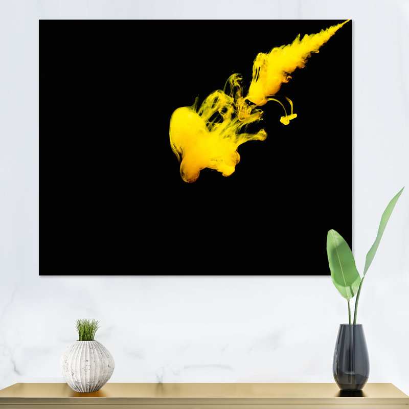 Un nuage de peinture jaune libéré dans l'eau claire - reproduction sur toile, H 24 po x l 32 po x P 1 po, Toile tendue